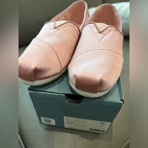 Toms rose cloud satin brand new in box size 2